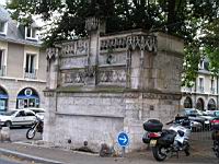 Blois - Fontaine Louis XII (00)